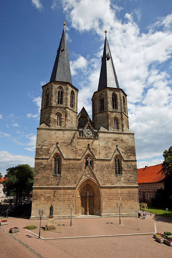 Am 20. April läuten die Glocken der Basilika St. Cyriakus unregelmäßig.